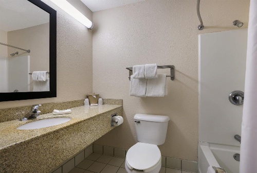 Red Roof Inn & Suites Knoxville East image 3